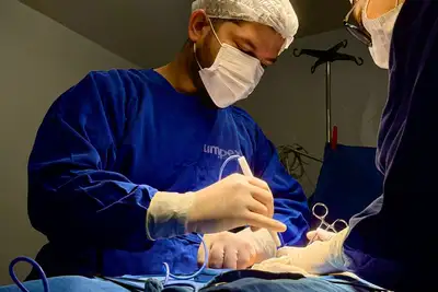 notícia: Cirurgia pioneira no Hospital Estadual de Laranjal do Jari faz implante de prótese de testículo em paciente