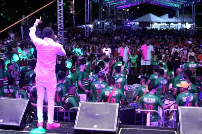 notícia: Show da Mangueira e musa carioca Karinah agitam público durante concurso de samba-enredo no Amapá