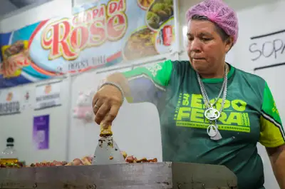 notícia: Sabor, tradição e empreendedorismo popular: 'Chapa da Rose' é destaque e atrai multidões na 54ª Expofeira do Amapá