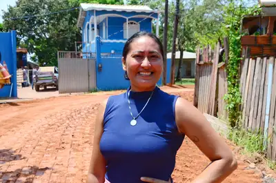 notícia: 'O que chega hoje é dignidade para nossa rua', diz moradora do Vale Verde, em Macapá, sobre o trabalho de pavimentação feito pelo Governo do Amapá.
