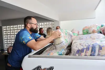 notícia: 54ª Expofeira: Governo do Amapá entrega 1,5 tonelada de alimentos e kits de higiene arrecadados no evento para abrigos sociais