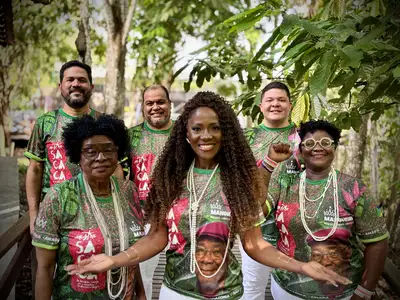 notícia: 'O samba que fizemos fala do encontro do mestre sacaca com a força do universo', diz compositora finalista da disputa da Mangueira