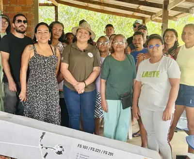 notícia: Governo do Estado beneficia produtores com entrega de equipamentos agrícolas do assentamento Raimundo Osmar