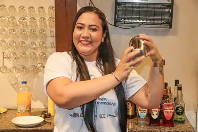 notícia: 'Foi além das minhas expectativas’, diz moradora do Residencial Miracema capacitada no curso de bartender pelo Governo do Amapá