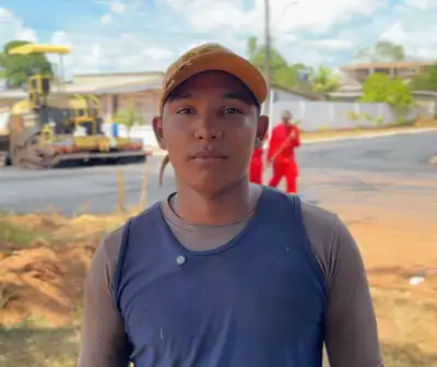 notícia: "Nosso município está sendo cuidado pelo Governo do Amapá, nossas ruas com asfalto novo e mais emprego", comenta o jovem Lucas Felipe