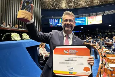 notícia: 'Esta comenda não é apenas um prêmio, mas um símbolo de esforço coletivo dos educadores', afirma Clécio, ao receber prêmio educacional em Brasília