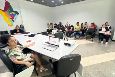 notícia: Governo do Estado capacita profissionais para ampliar acesso ao teste do pezinho e do olhinho por todo o estado