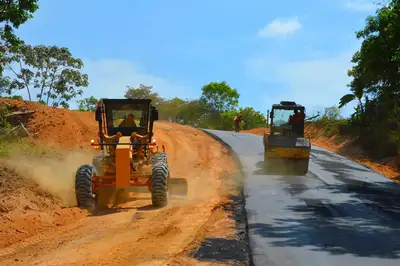 notícia: Governo do Amapá avança com serviços de drenagem, terraplanagem e de pavimentação em Laranjal do Jari