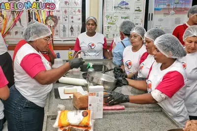 notícia: Cerca de 80 mulheres do Residencial Miracema, em Macapá, recebem curso de manipulação de alimentos promovido pelo Governo do Amapá