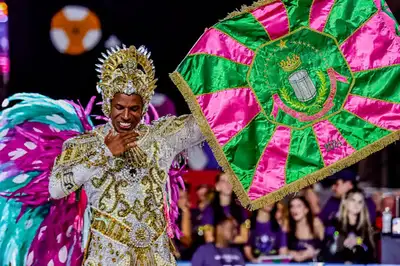 notícia: Rio Carnaval e Liesa lançam samba-enredo oficial da Mangueira em homenagem ao mestre Sacaca, guardião da Amazônia negra
