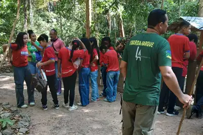 notícia: Governo do Amapá prepara estudantes para desafios ambientes em aula de campo no Bioparque da Amazônia, em Macapá