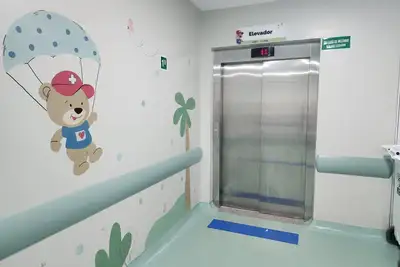 notícia: Governo do Amapá reforça compromisso com acessibilidade no novo Hospital da Criança e do Adolescente, que já conta com elevador em funcionamento