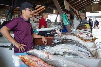 notícia: Governo do Amapá realiza blitz educativa na Feira do Pescado para orientar sobre uso correto de balanças e normas ambientais