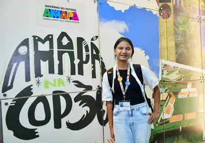 notícia: ‘Espero poder vir aqui novamente prestigiar mais palestras’, diz universitária de Belém em visita ao estande Amapá na COP30