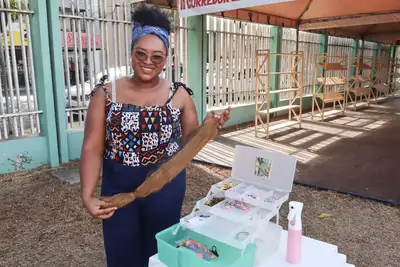 notícia: 'Cada batida me lembra quem eu sou', diz trancista que reencontra suas raízes durante o 30º Encontro dos Tambores, em Macapá