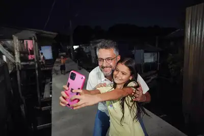 notícia: Ponte Firme: governador Clécio Luís vistoria passarela em concreto no bairro Jardim Marco Zero, em Macapá