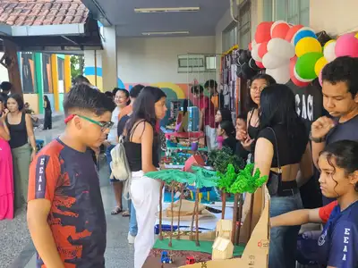 notícia: 'Expoafro' inicia programação com estandes, vivências culturais e homenagem a servidor com 40 anos de história na Escola Estadual Augusto dos Anjos 