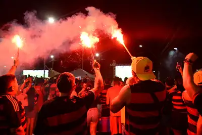 notícia: Em clima de arena com telões espalhados por Macapá e Santana, governador Clécio Luís vibra a final da Libertadores 2025