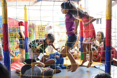 notícia: Governo do Amapá promove Ação Solidária de Natal e fortalece vínculos com moradores de passarela do Bairro Congós, em Macapá