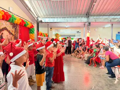 notícia: Governo do Amapá realiza Cantata Natalina e emociona comunidade escolar na Escola Araçary Corrêa Alves, em Macapá