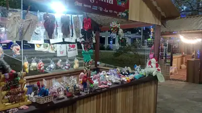 notícia: Com mais de 50 empreendedores de Santana, Governo do Estado realiza a primeira edição da Feira Social com temática natalina