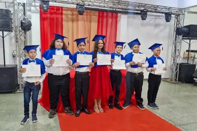 notícia: Escola Estadual Castro Alves, de Macapá, celebra formatura do 5º e do 9º ano do Ensino Fundamental com cerimônias emocionantes
