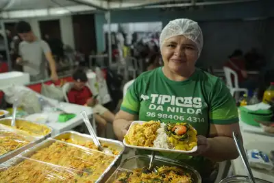 notícia: 'É uma das melhores oportunidades para mostrarmos nosso trabalho e vender muito', diz vendedora de comidas típicas no Natal Luz do Governo do Estado