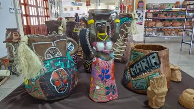 notícia: Com apoio do Governo do Amapá, estudantes da rede pública expõem obras artesanais de matriz africana na Casa do Artesão, em Macapá