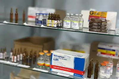 notícia: Governo do Amapá garante farmácia abastecida e equipada no posto de atendimento da Sesa no Maior Réveillon da Amazônia