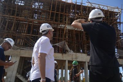 notícia: Governador Clécio Luís acompanha avanços na construção do novo Hospital de Emergências, em Macapá