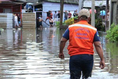 notícia: Governo do Amapá monitora possíveis pontos de alagamentos e orienta medidas de autoproteção em caso de ocorrências devido às chuvas intensas