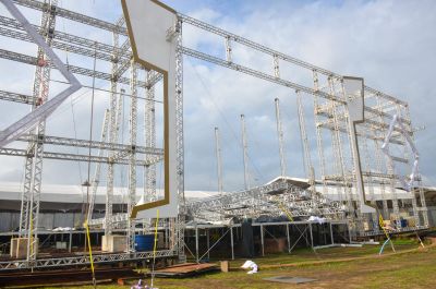 notícia: Com foco na conservação do espaço, estruturas do Réveillon do Amapá são desmontadas no anfiteatro da Fortaleza de São José de Macapá