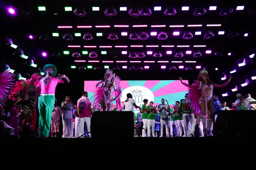 Bateria da Estação Primeira de Mangueira levou o samba para o Réveillon do Amapá