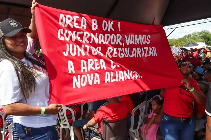 Moradores festejam assinatura de Termo e por meio de faixa declaram união 