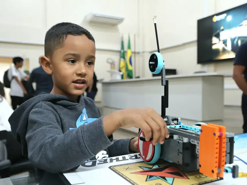 Em cada olhar de cada aluno é possível notar a alegria de participar do projeto que envolve tecnologia 