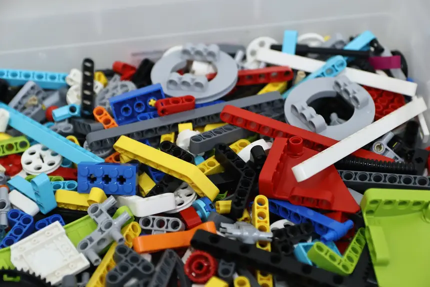 Material usado para montagem dos robôs, são objetos aparentemente de brinquedos