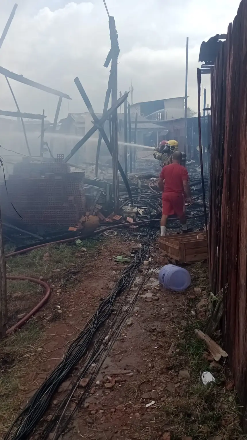 Equipes de militares não emdiram esforços para conter as chamas e salvar vidas e evitar quer o foco atingissem outras casas