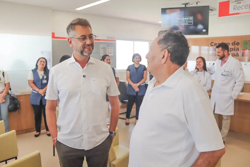 Clécio Luís celebra, ao lado de João Pantoja, a primeira alta médica do Centro de Radioterapia do Amapá
