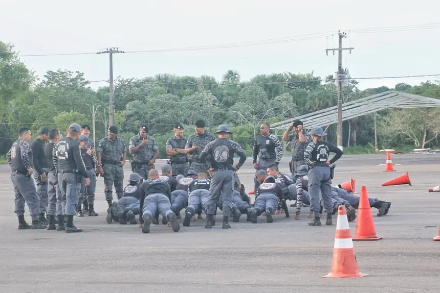 A formação contempla ainda módulos com instruções sobre patrulhamento, perseguição, abordagens veiculares, gerenciamento de risco e procedimentos táticos, aliando teoria e prática
