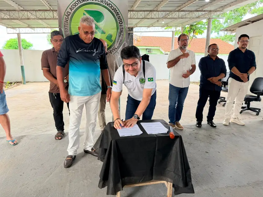 Assinatura de doação do kit de piscicultura para o Imapa