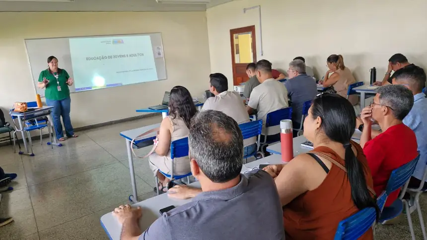 As aulas abordam conteúdos como a Educação de Jovens e Adultos