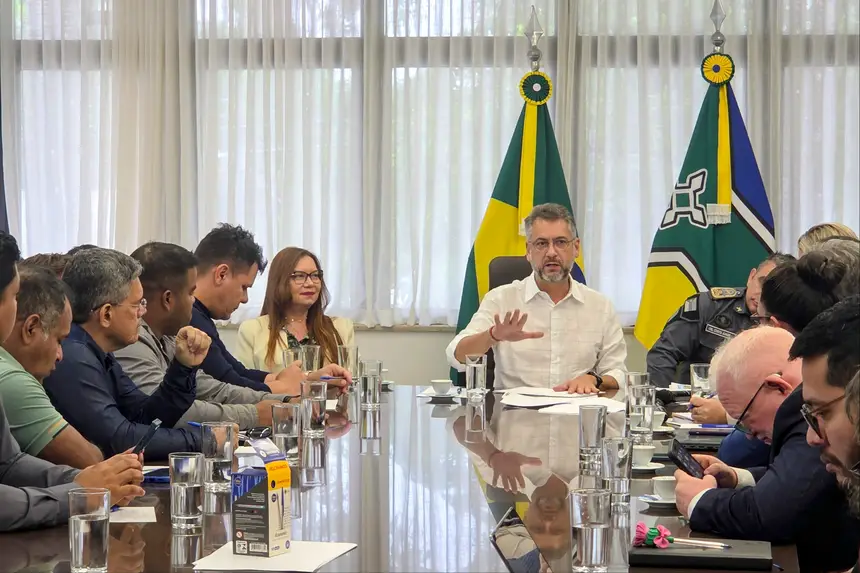 Comitiva composta por autoridades do Executivo e do Legislativo de Serra do Navio em reunião com o governador Clécio Luís