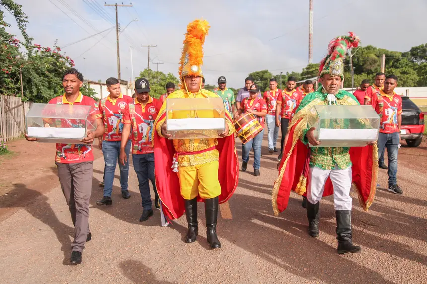 Cortejo com as urnas funerárias: tradição conduzida pela Cavalaria de São Tiago