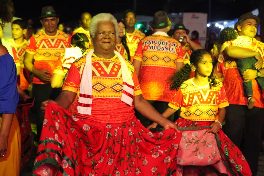 À noite, as apresentações culturais celebram e exaltam a identidade que ajudou a formar as tradições mazaganenses