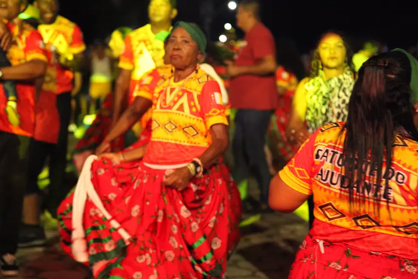 À noite, as apresentações culturais celebram e exaltam a identidade que ajudou a formar as tradições mazaganenses