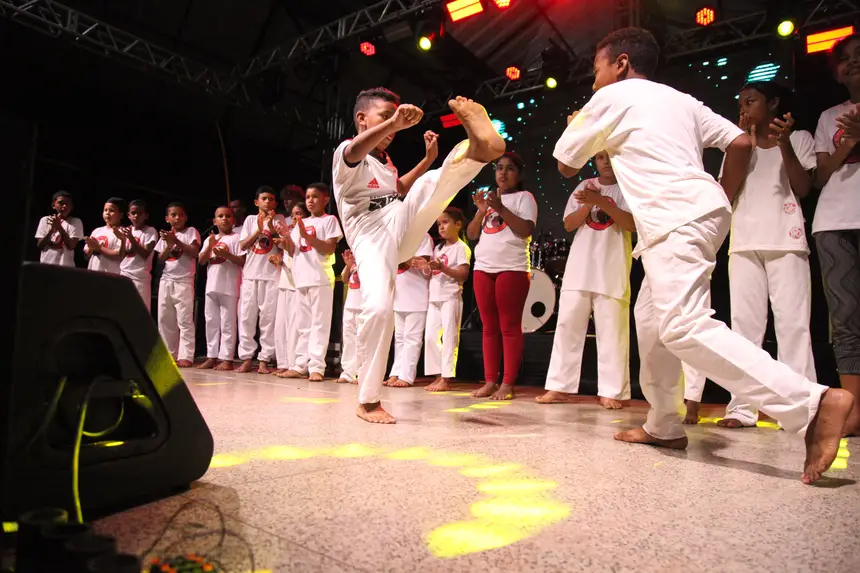 À noite, as apresentações culturais celebram e exaltam a identidade que ajudou a formar as tradições mazaganenses