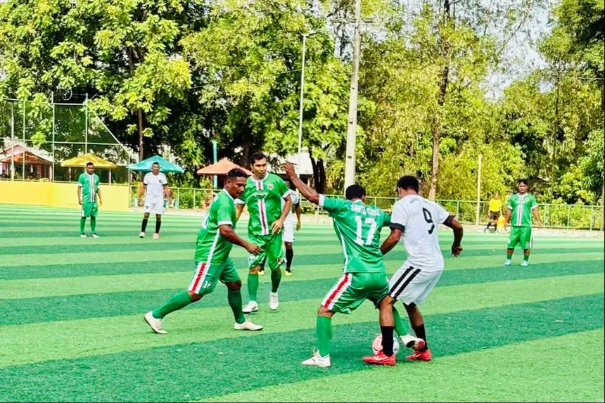 Lance do jogo entre Santa Cruz e Arraiol pelo Campeonato de Veteranos.
