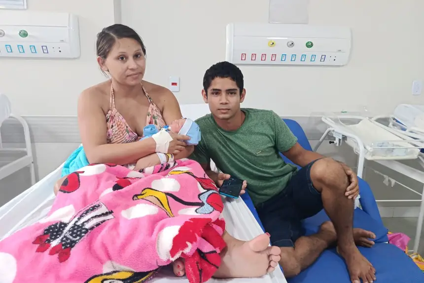 Vinda do interior de Itaubal do Piririm, Francilene da Silva comemora o nascimento de Antony Borges no Hospital da Mulher Mãe Luzia, em Macapá