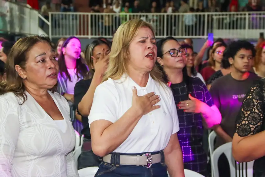 Pastora e vereadora Léa Pelaes (direita)