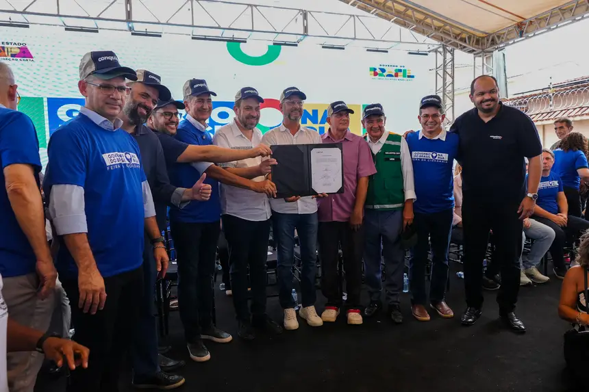 Entrega simbólica de 64 DRPs e 15 títulos definitivos de terra